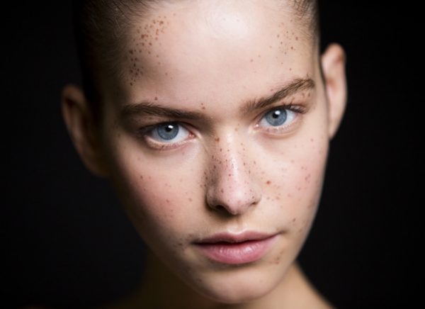 5 способов сделать макияж для лица с веснушками