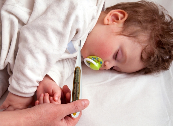 Как сбить температуру у ребенка и стоит ли это делать?