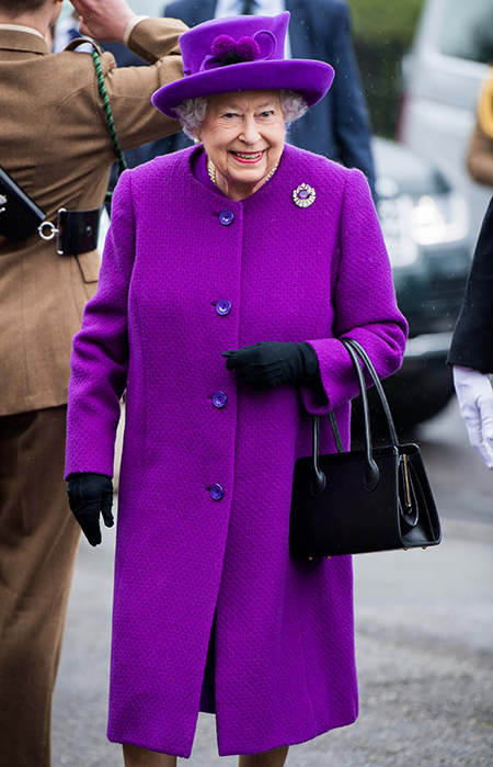 Знаменитую черную сумку королевы Елизаветы II выпустили в психоделических цветах