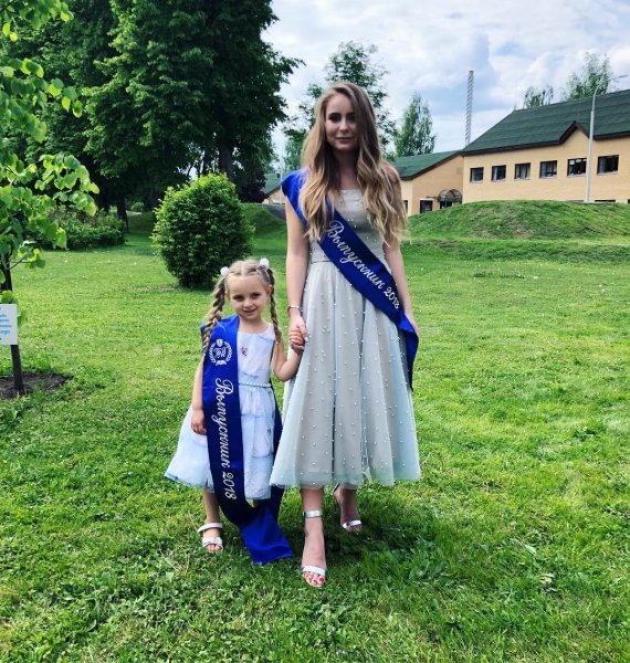 «Как две капли воды»: Татьяна Навка удивила поклонников фотографией своей дочери-выпускницы