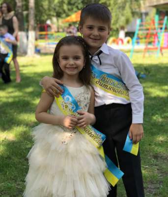 Украинская телеведущая поделилась снимками с выпускного дочери
