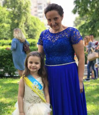 Украинская телеведущая поделилась снимками с выпускного дочери