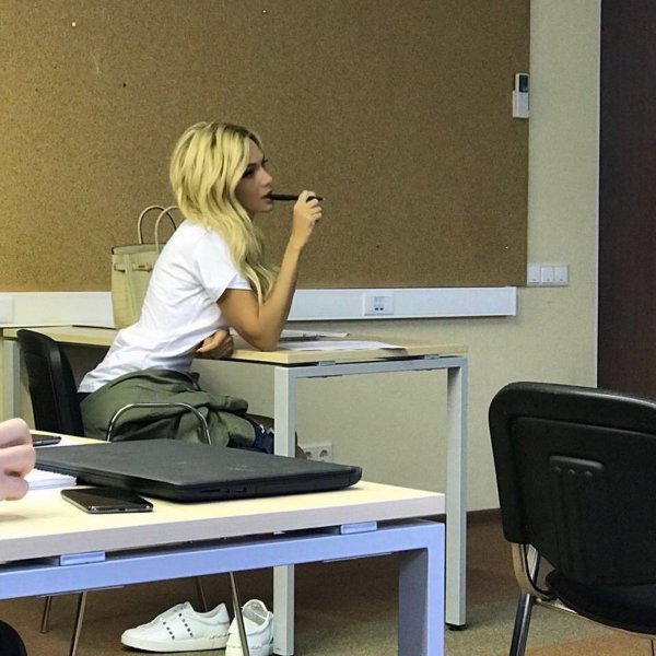 «Месяц без Баскова»: Виктория Лопырёва на тренинге от НТВ приняла образ сексуальной школьницы
