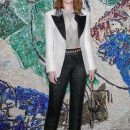 Эмма Стоун и Софи Тернер покорили папарацци на модном показе Louis Vuitton