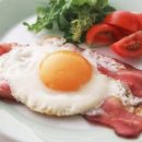 Диетологи назвали пять причин съесть яичницу на завтрак