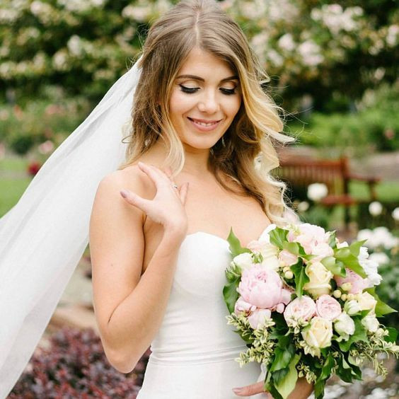 Прически на свадьбу: 15 роскошных вариантов с фатой