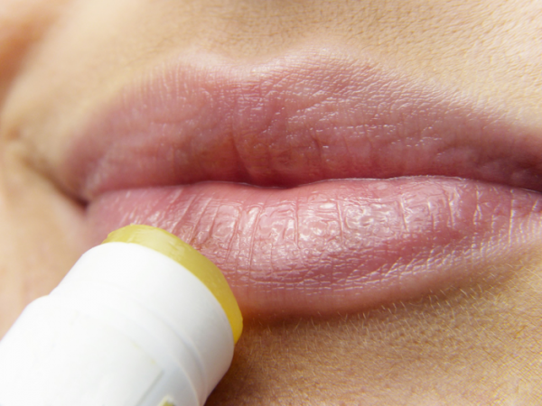 Уста красавицы: как добавить губам объем — с помощью инъекций и без