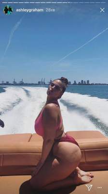 Эшли Грэм отдохнула на яхте в соблазнительном бикини