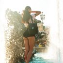 Звезда Play Boy Мария Лиман открыла пляжный сезон купанием в фонтане