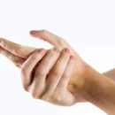 Несложные способы избавиться от трещин на коже рук