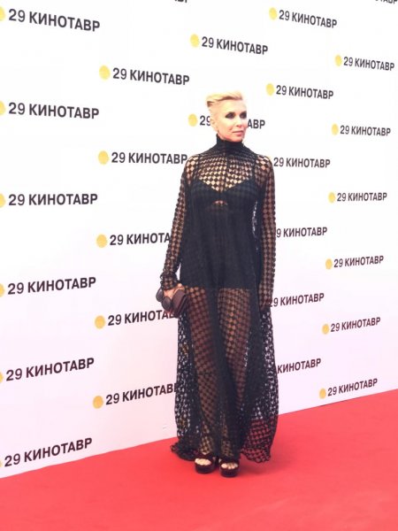 Алена Свиридова ужаснула зрителей платьем-сеткой на «Кинотавре»