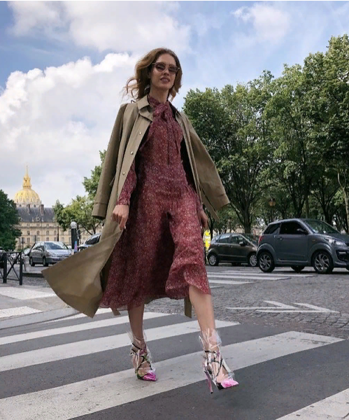 Наталью Водянову заметили на улицах Парижа в туфлях-пакетах