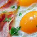 Диетологи рассказали, с чем не нужно сочетать яичницу на завтрак