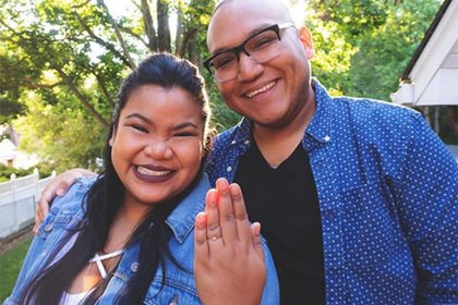 Видеоблогершу высмеяли за слишком маленькое кольцо для помолвки