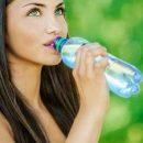 Медики назвали главные причины пить много воды