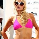 Плоская, как Бузова: Пэрис Хилтон шокировала отсутствием груди на Fashion Week