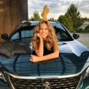 «Львица на Peugeot»: Певица Глюкоза разлеглась на дорогой иномарке