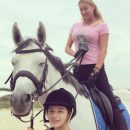 «Лошадку жалко»: Анастасию Волочкову верхом на коне высмеяли хейтеры