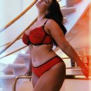 Модель plus-size Эшли Грэм опубликовала в Сети фото в красном белье