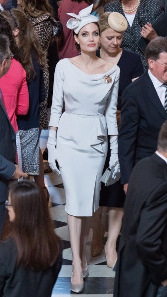 С герцогини по нитке – и королева: Анджелина Джоли скопировала наряды Меган Маркл и Кейт Мидлтон