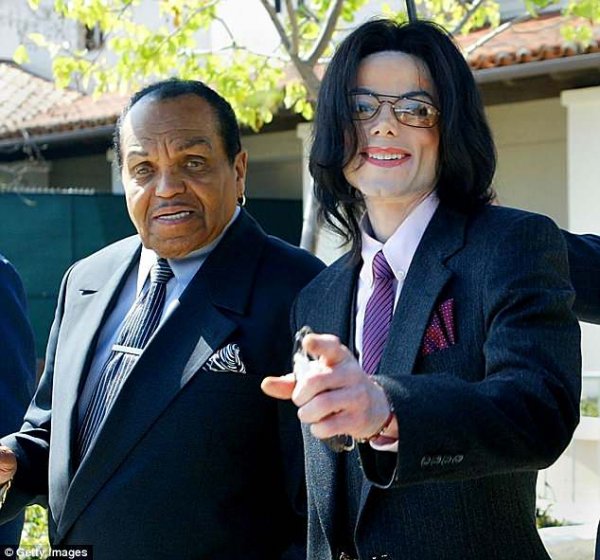 Дочь Майкла Джексона почтила память покойного деда в соцсети и пошла «горевать» на пикник