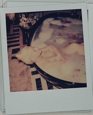 Обнаженная Кристина Агилера позировала для фото в ванной