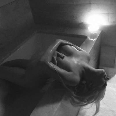 Обнаженная Кристина Агилера позировала для фото в ванной