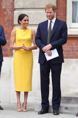 Жена принца Гарри показалась на публике в стильном наряде