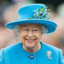 Британская королева впервые сменила шестой наряд за пять дней