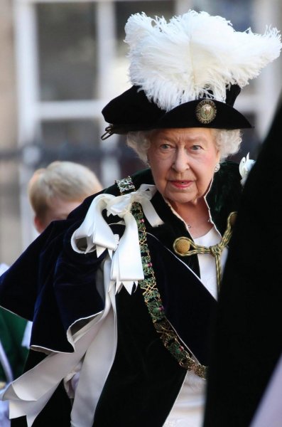Британская королева впервые сменила шестой наряд за пять дней