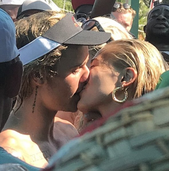 В Сети появилось фото страстного поцелуя Джастина Бибера и Хейли Болдуин на Багамах