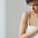 Названы самые распространенные причины боли в груди у женщин