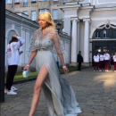 «Скромная и сексуальная»: 43-летняя Рудковская восхитила фанатов длинными ногами