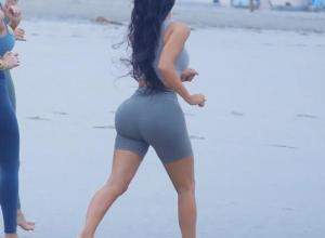 Ким Кардашьян видели тренирующейся на берегу океана