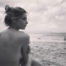 Звезда «Сумерек» показала свои фото с нудистского пляжа