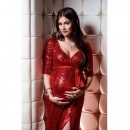 Девушка в красном: Жена Александра Овечкина показала элегантный образ для беременных