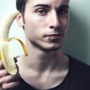 Рэпер Уиз Халифа посоветовал мужчинам-натуралам не есть бананы на людях