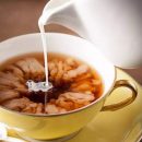 Ученые рассказали, почему женщинам не стоит добавлять молоко в чай