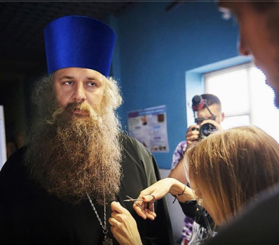 Борода, ряса и крест: украинский певец поразил новым образом