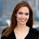 Красавица Анджелина Джоли завершила съемки в картине Come Away