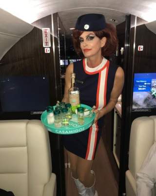 Рыжеволосая стюардесса: Синди Кроуфорд "зажгла" на Halloween-вечеринке
