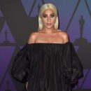 Lady Gaga покрасовалась в эффектном платье-балахоне