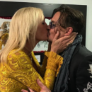 Джонни Депп страстно поцеловал ведущую аукциона