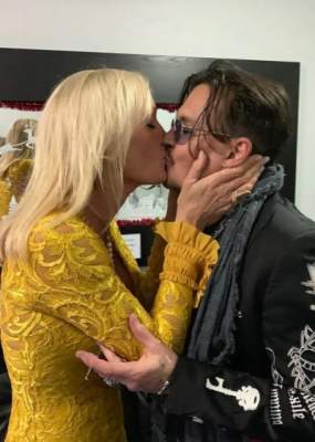 Джонни Деппа застали за страстным поцелуем с блондинкой