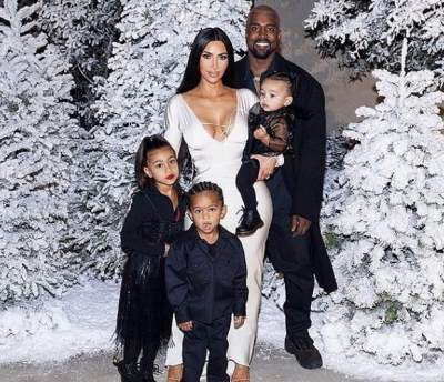 Ким Кардашьян поделилась рождественским семейным снимком