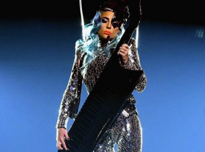 Леди Гага засветила экстравагантные наряды