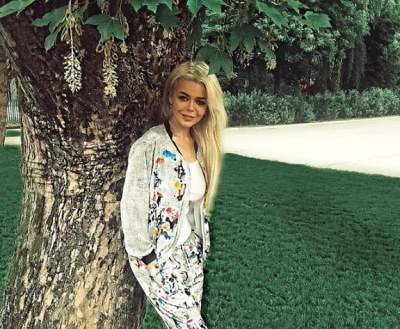 Алина Гросу оголила ноги в кокетливом платье