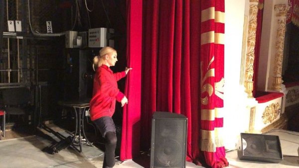 Волочкову назвали позорищем за бессменные штаны Волочкову назвали позорищем за бессменные штаны