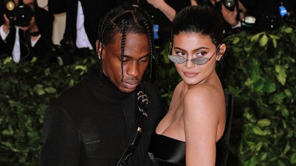 Бренд Kylie Cosmetics под угрозой: Возлюбленный Кайли Дженнер просит её оставить бизнес