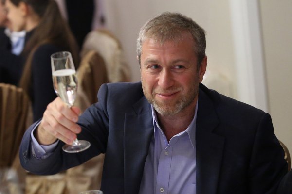 Чемодан, вокзал, Чукотка: Садальский высмеял выдворенного из Британии Абрамовича